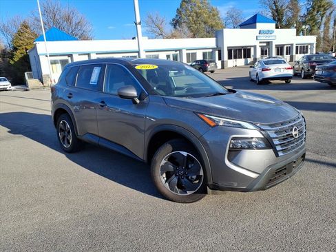 Used 2024 Nissan Rogue SV image 2