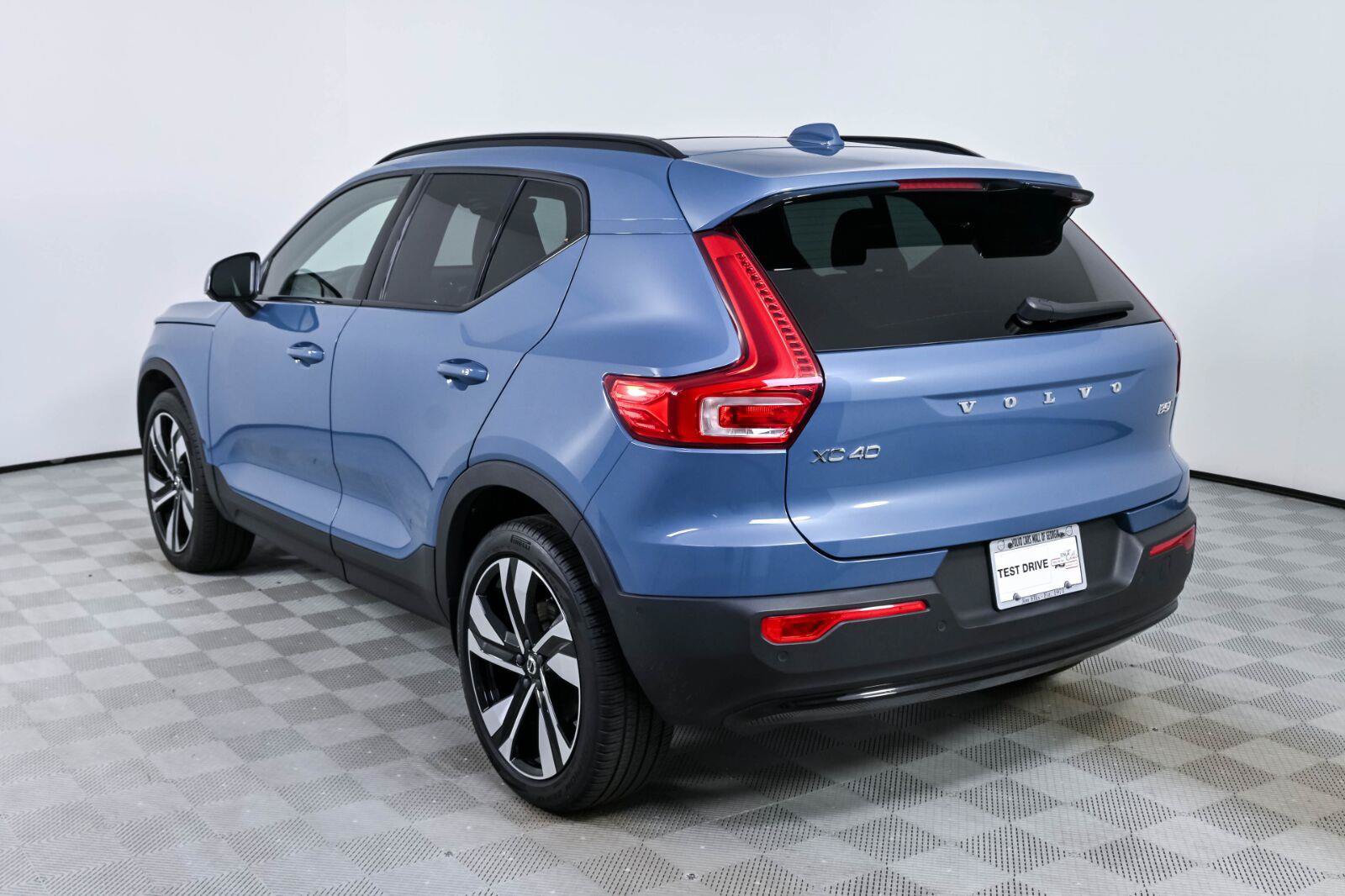 Used 2024 Volvo XC40 B5 Plus w/ Protection Package Premier AWD/4WD image 3