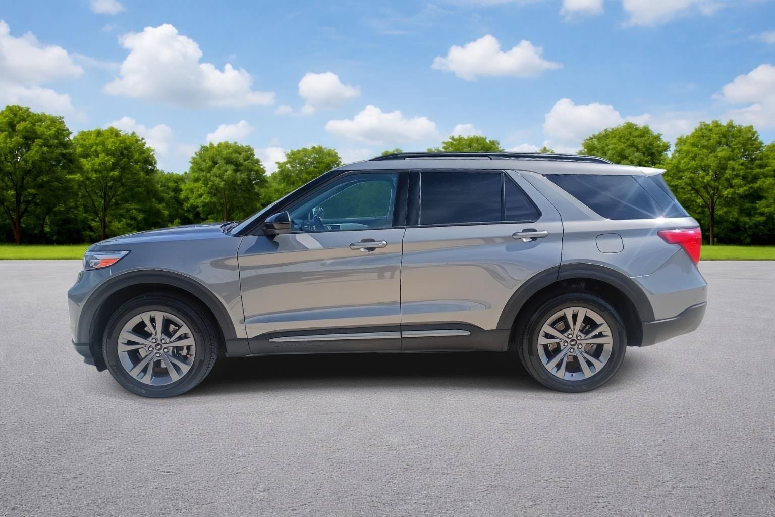 Used 2023 Ford Explorer XLT w/ Equipment Group 202A AWD/4WD image 4