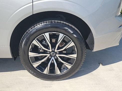 Used 2025 Volvo XC60 B5 Core image 4