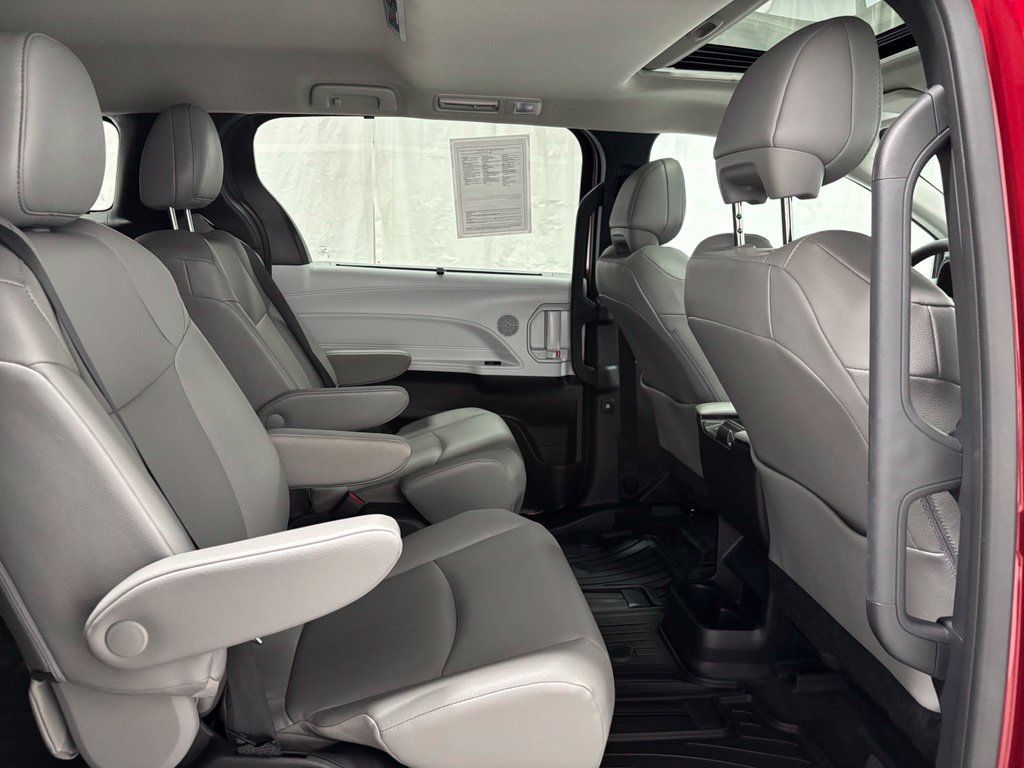 Used 2026 Toyota Sienna XLE AWD/4WD image 59