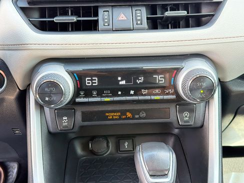 Used 2021 Toyota RAV4 XLE Premium image 29