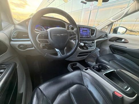 Used 2017 Chrysler Pacifica Touring-L Plus w/ Tire & Wheel Group FWD image 9