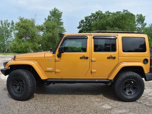 Used 2014 Jeep Wrangler Unlimited Sahara w/ Connectivity Group AWD/4WD image 3