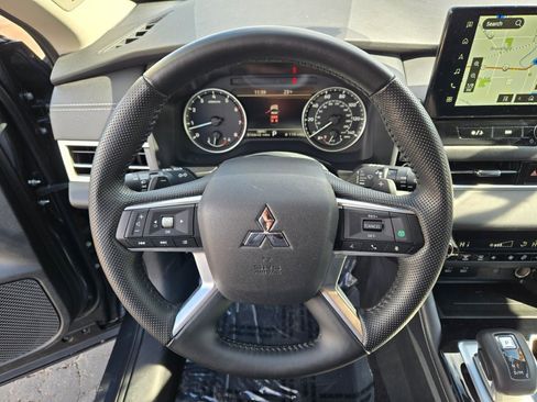 Used 2025 Mitsubishi Outlander SE image 34