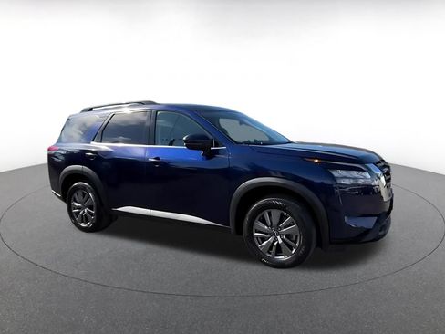 Used 2025 Nissan Pathfinder SV FWD image 2