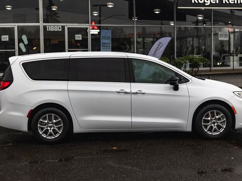 Used 2024 Chrysler Pacifica Touring-L image 7