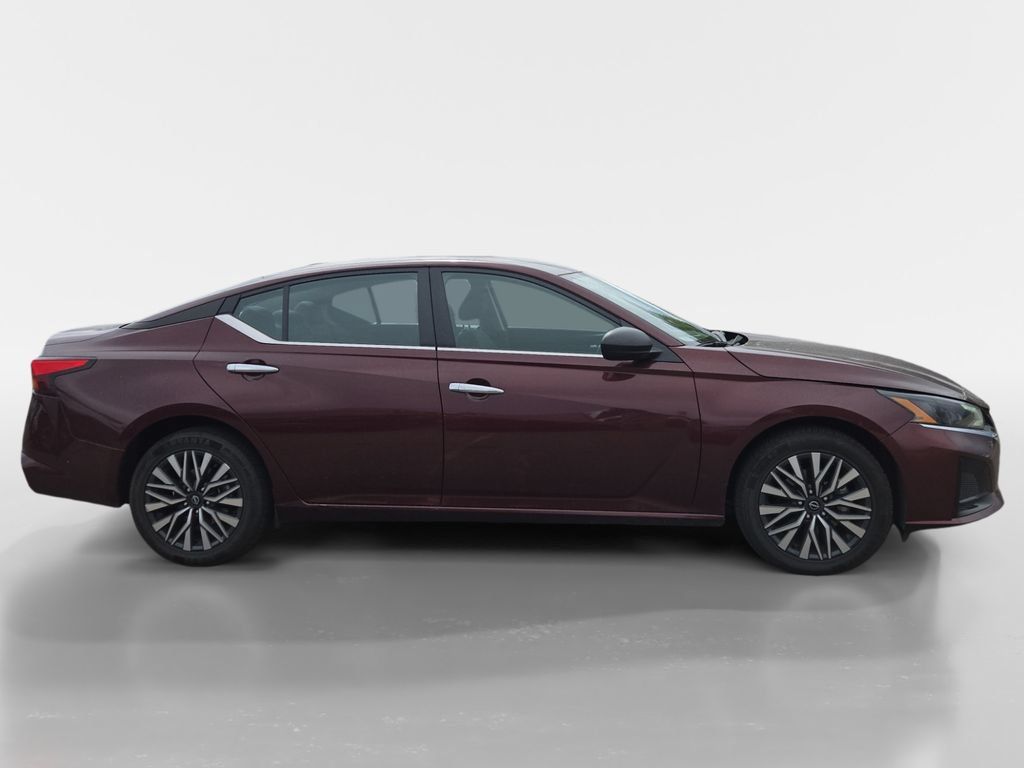 Used 2024 Nissan Altima 2.5 SV AWD/4WD image 6