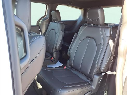 New 2025 Chrysler Pacifica Select image 13
