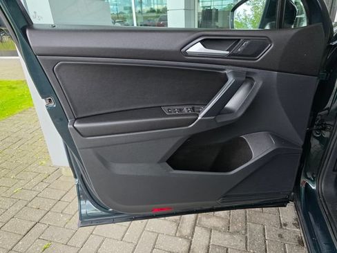 Used 2018 Volkswagen Tiguan SE AWD/4WD image 19
