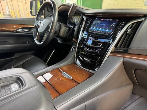 Used 2020 Cadillac Escalade Luxury AWD/4WD image 31