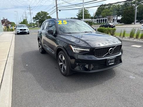 Certified 2025 Volvo XC40 B5 Plus AWD/4WD image 6
