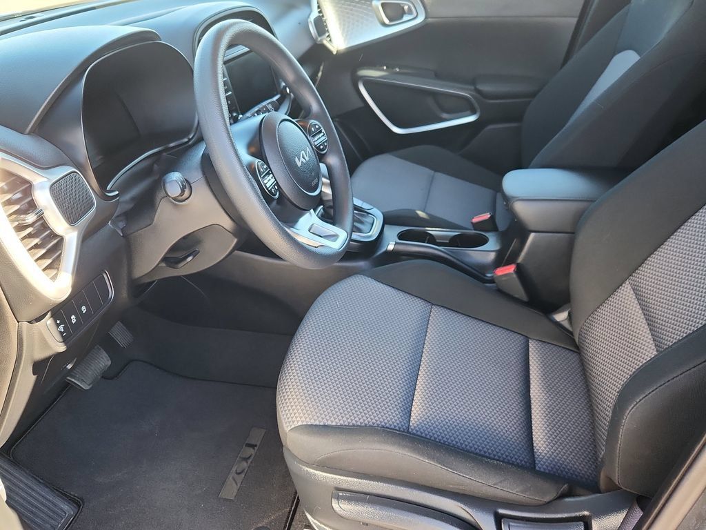 Used 2025 Kia Soul LX w/ LX Technology Package FWD image 7