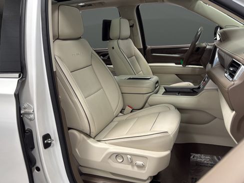 Used 2022 GMC Yukon Denali w/ Denali Ultimate Package AWD/4WD image 24