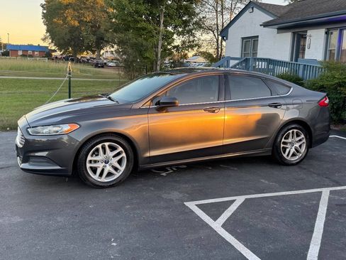 Used 2016 Ford Fusion SE image 4