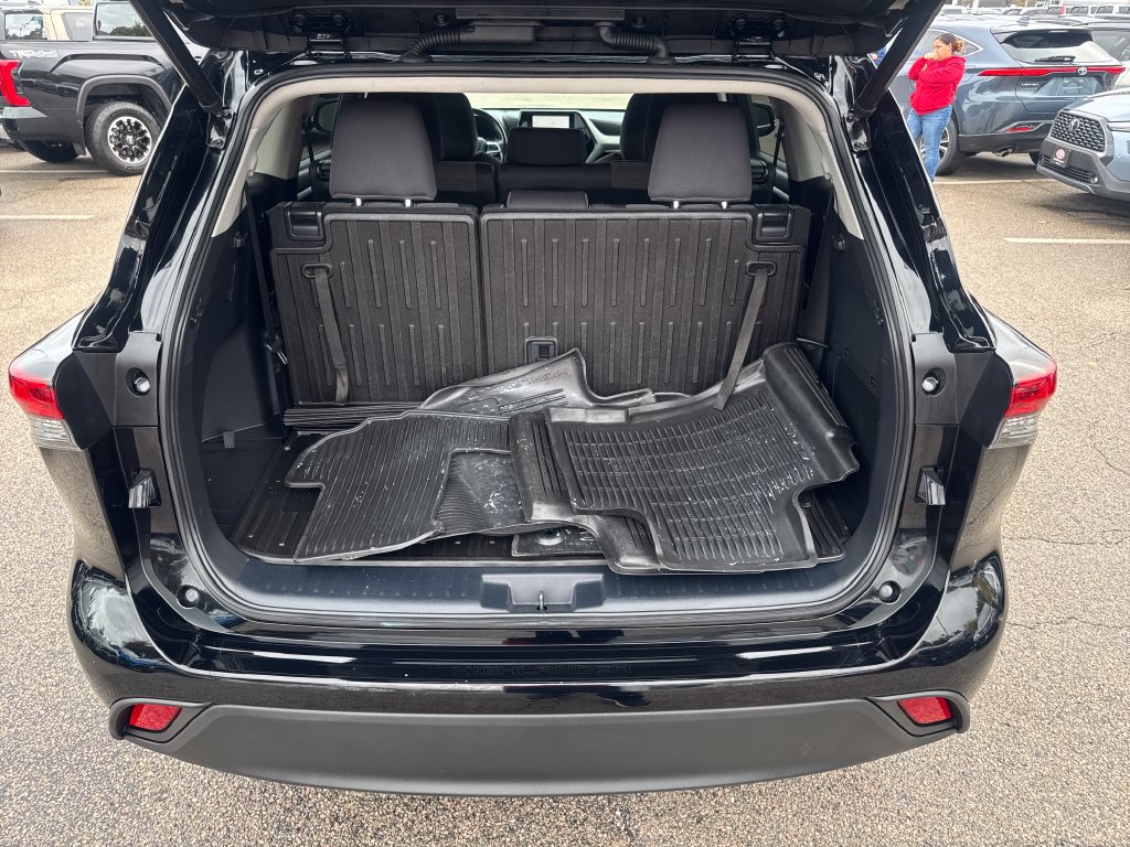 Used 2023 Toyota Highlander LE FWD image 7