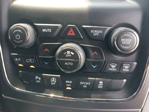 Used 2019 Jeep Grand Cherokee Laredo image 18