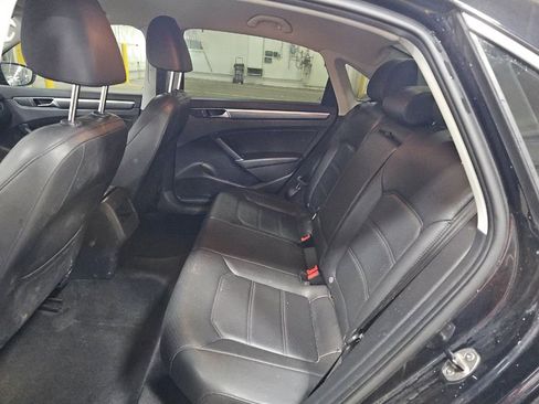 Used 2017 Volkswagen Passat 1.8T R-Line w/ R-Line Lighting Package image 9