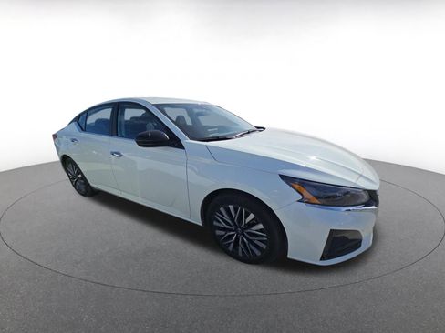 Used 2025 Nissan Altima 2.5 SV image 2