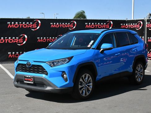 Used 2020 Toyota RAV4 XLE Premium FWD image 3
