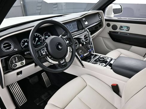 Certified 2022 Rolls-Royce Cullinan w/ Dark Exterior Package AWD/4WD image 4