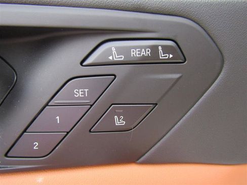 Used 2024 BMW X7 xDrive40i w/ Premium Package image 11