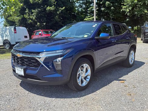 Used 2024 Chevrolet Trax LS w/ LS Convenience Package FWD image 3