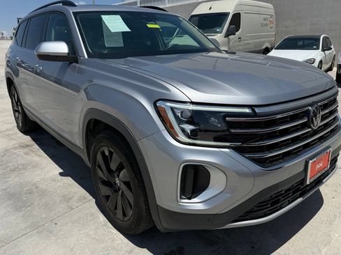 Used 2024 Volkswagen Atlas SE w/ Panoramic Sunroof Package FWD image 2