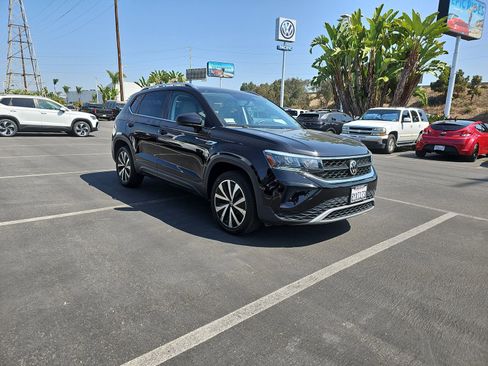 Used 2022 Volkswagen Taos SE FWD image 3