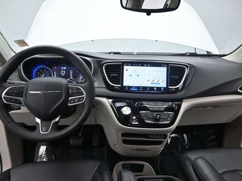 Used 2024 Chrysler Pacifica Touring-L FWD image 33