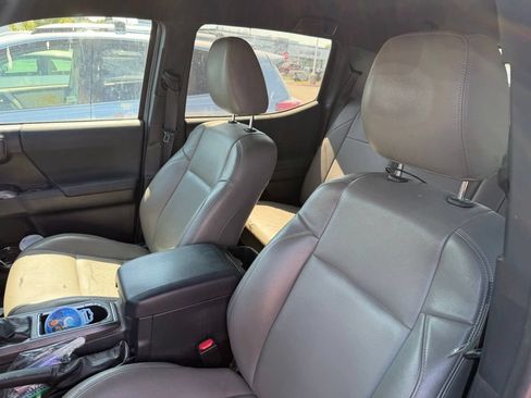 Used 2018 Toyota Tacoma TRD Sport w/ Technology Package AWD/4WD image 8