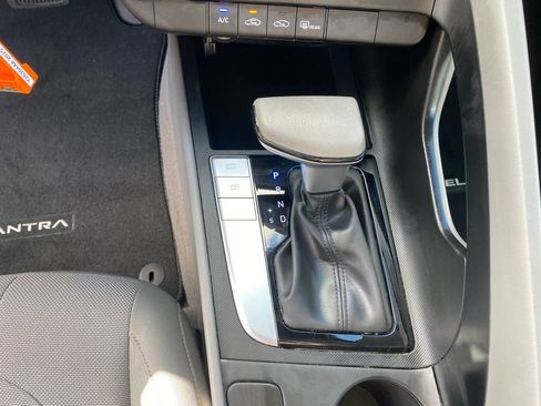 Certified 2025 Hyundai Elantra SE FWD image 18