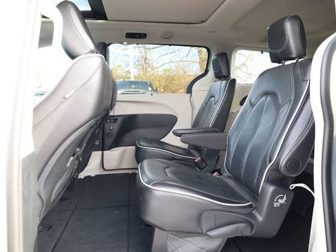 Used 2024 Chrysler Pacifica Limited image 22