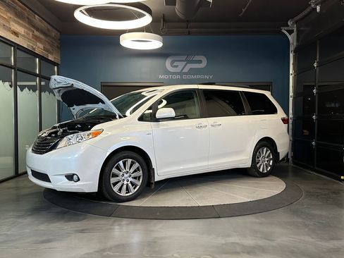 Used 2017 Toyota Sienna XLE Premium AWD/4WD image 26