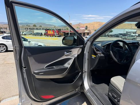 Used 2017 Hyundai Santa Fe SE FWD image 9
