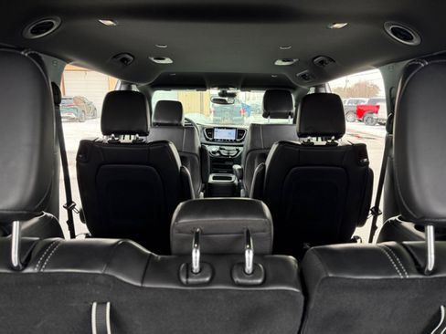 Used 2025 Chrysler Pacifica Select image 22