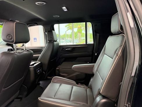 Used 2025 Chevrolet Suburban Premier AWD/4WD image 8