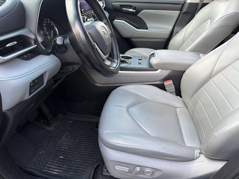 Used 2023 Toyota Highlander XLE FWD image 9