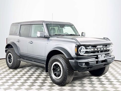 Used 2024 Ford Bronco Outer Banks w/ Sasquatch Package AWD/4WD image 3