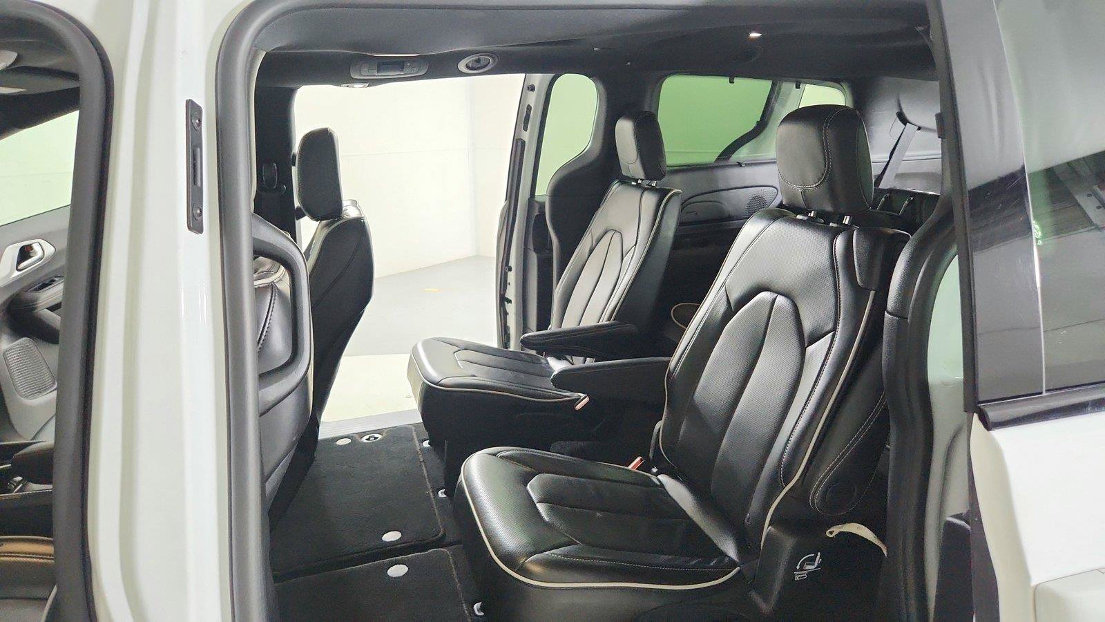 Used 2025 Chrysler Pacifica Limited FWD image 26