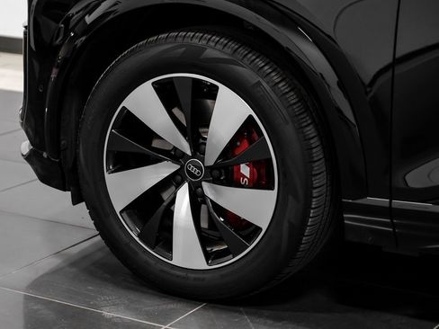 Used 2025 Audi SQ6 e-tron Premium w/ Convenience Package image 53