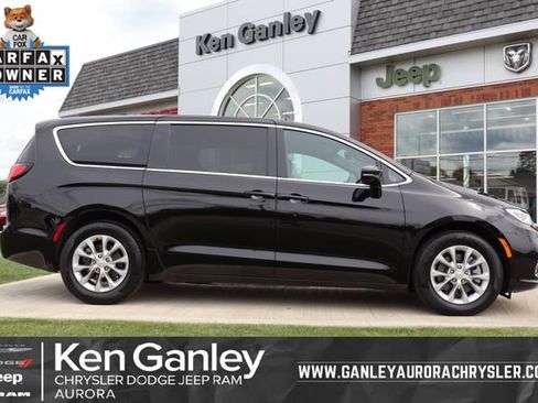Used 2026 Chrysler Pacifica Select AWD/4WD image 1