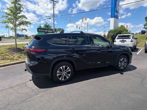 Used 2022 Toyota Highlander XLE AWD/4WD image 8