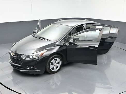 Used 2018 Chevrolet Cruze LS FWD image 39
