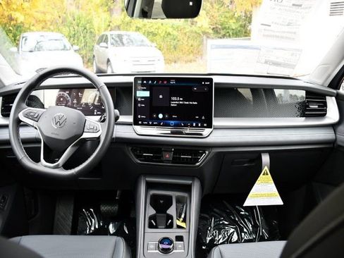 New 2026 Volkswagen Tiguan SE FWD image 17