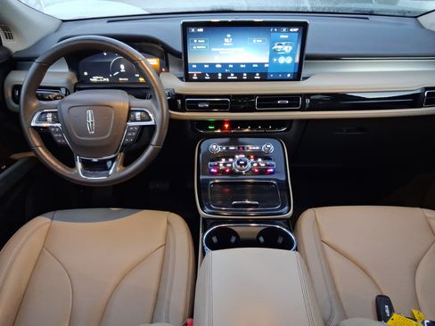 Certified 2023 Lincoln Nautilus FWD w/ Premium Package image 9