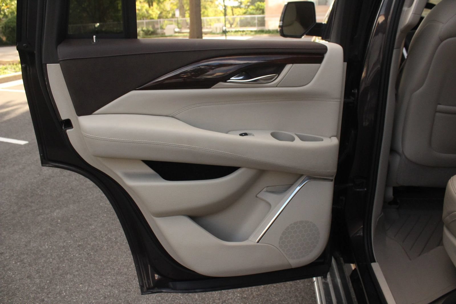 Used 2016 Cadillac Escalade Luxury AWD/4WD image 21