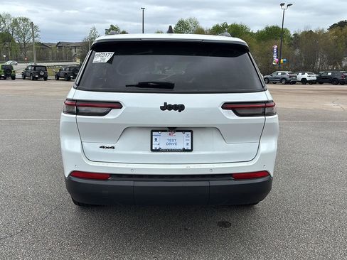 Used 2023 Jeep Grand Cherokee L Laredo image 4