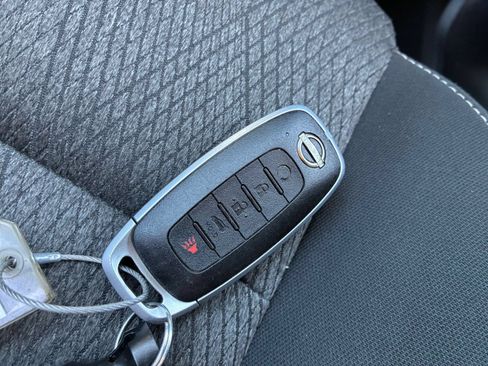 Used 2025 Nissan Rogue SV FWD image 20
