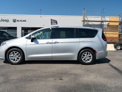 Used 2023 Chrysler Pacifica Touring-L FWD image 2